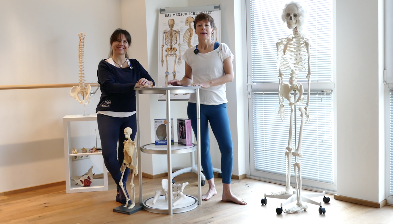 Jenni Karies und Kerstin Bredehorn stehen hinter einem Stehpult. Rechts steht ein ganzes Skelett.