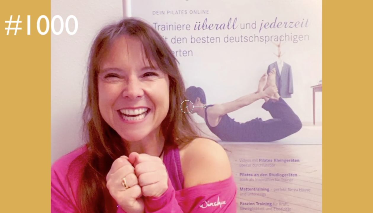 Kerstin Bredehorn Nahaufnahme, freut sich, im Hintergrund ein Poster von Pilates and Friends