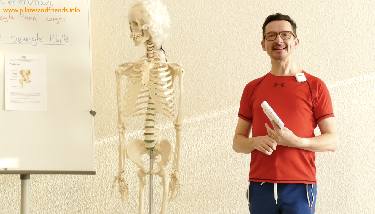 Andy Raaflaub steht neben einem Skelett mit Perücke